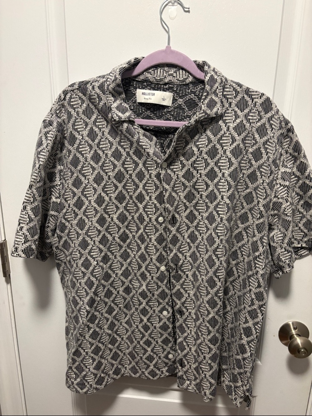 Hollister Black & White Geometric Short-Sleeve Button-Down Shirt